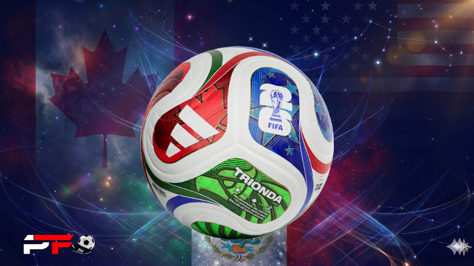 Balón oficial Adidas Trionda del Mundial 2026 en el césped con detalles de una hoja de arce, estrellas y un águila